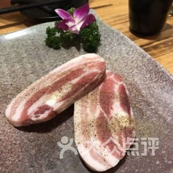 青瓦炭烤肉小酒館的精品豬五花 用戶評價與口味解析